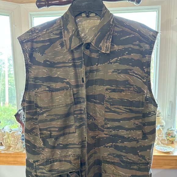 Redneck Camouflage Print Button Up Utility Vest - Picture 2 of 15